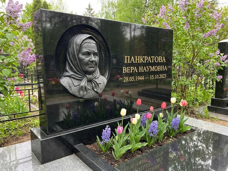 Памятник с барельефом — выполненная работа 26 в Омске