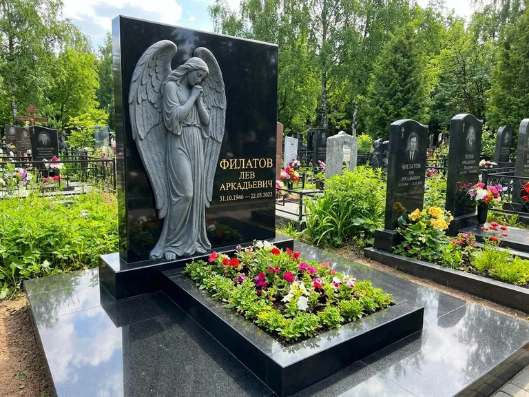 Памятник с барельефом — выполненная работа 31 в Омске