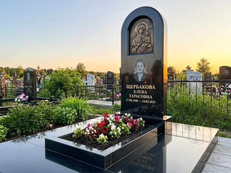 Памятник с барельефом — выполненная работа 35 в Омске