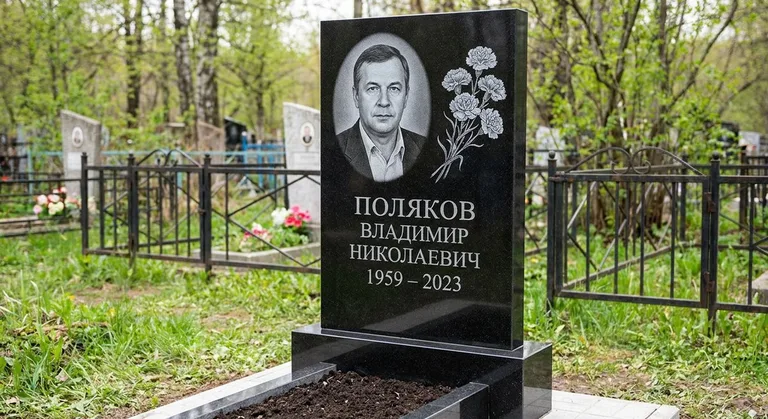 Памятник с гравировкой гвоздик — выполненная работа «Поляков» в Омске