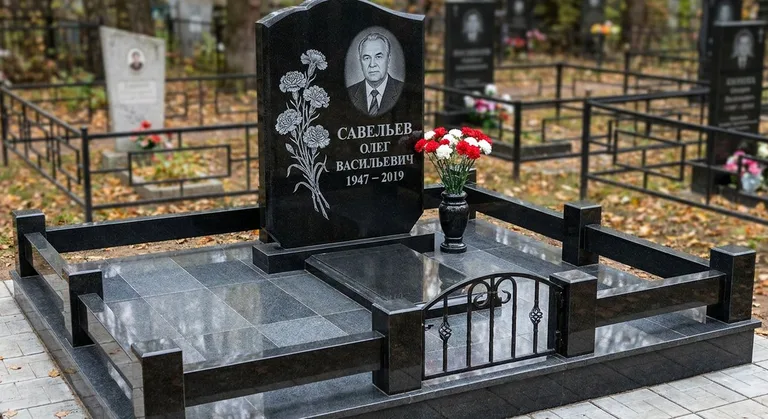Памятник с гравировкой гвоздик — выполненная работа «Савельев» в Омске