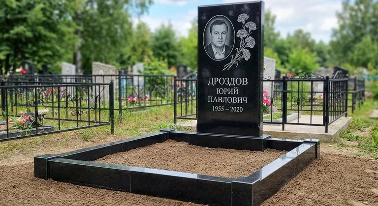 Памятник с гравировкой гвоздик — выполненная работа «Дроздов» в Омске