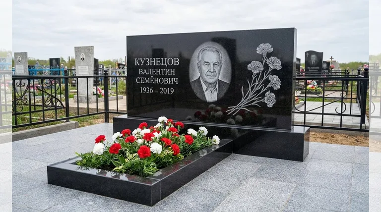 Памятник с гравировкой гвоздик — выполненная работа «Кузнецов» в Омске