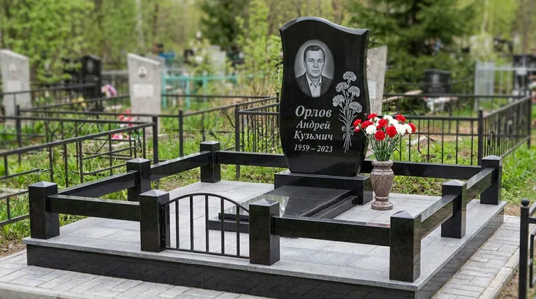 Памятник с гравировкой гвоздик — выполненная работа «Орлов» в Омске