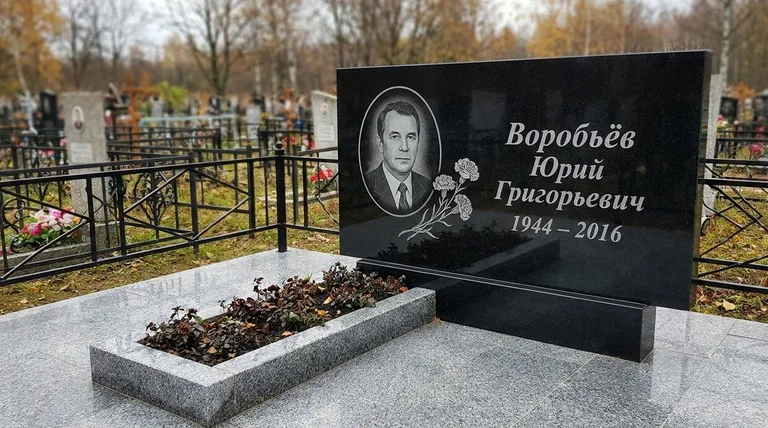 Памятник с гравировкой гвоздик — выполненная работа «Воробьёв» в Омске