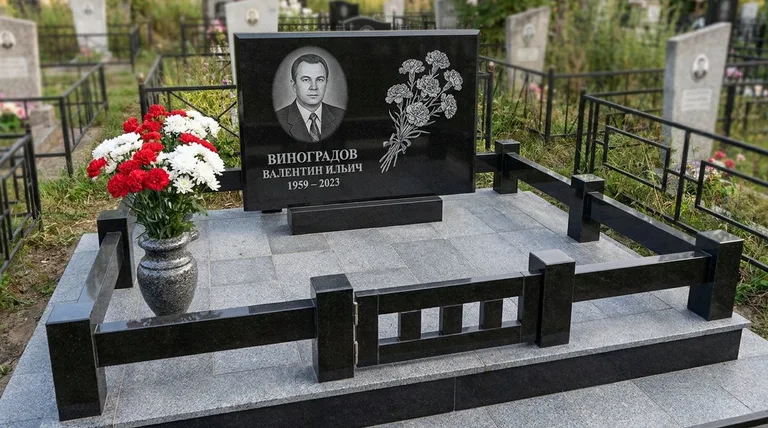 Памятник с гравировкой гвоздик — выполненная работа «Виноградов» в Омске