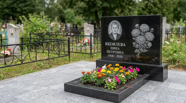 Памятник с гравировкой хризантем — выполненная работа «Соколов» в Омске