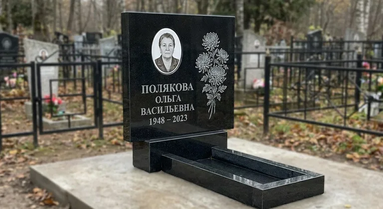 Памятник с гравировкой хризантем — выполненная работа «Полякова» в Омске