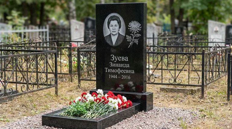 Памятник с гравировкой хризантем — выполненная работа «Зуева» в Омске