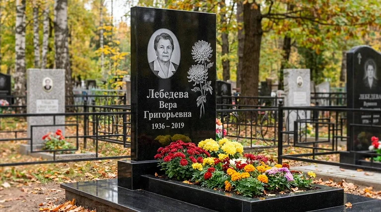 Памятник с гравировкой хризантем — выполненная работа «Лебедева» в Омске