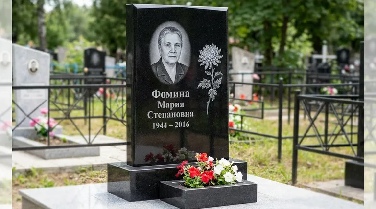 Памятник с гравировкой хризантем — выполненная работа «Фомина» в Омске