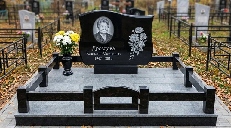 Памятник с гравировкой хризантем — выполненная работа «Дроздова» в Омске