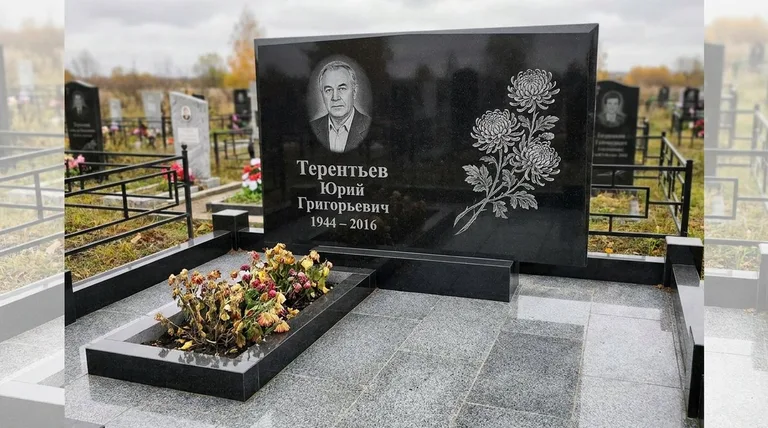 Памятник с гравировкой хризантем — выполненная работа «Терентьев» в Омске