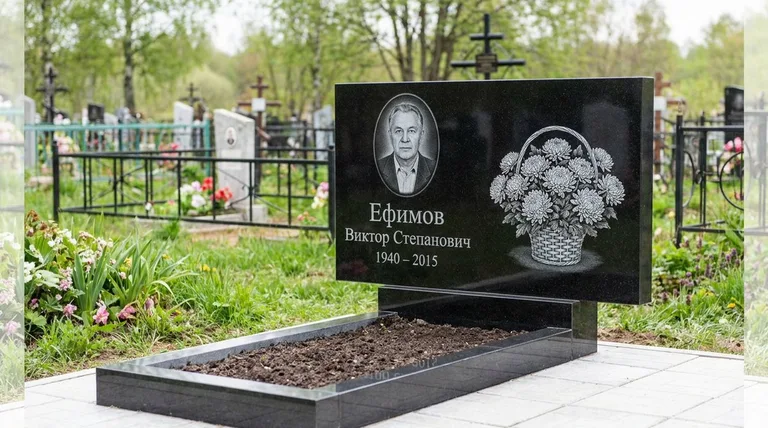 Памятник с гравировкой хризантем — выполненная работа «Ефимов» в Омске