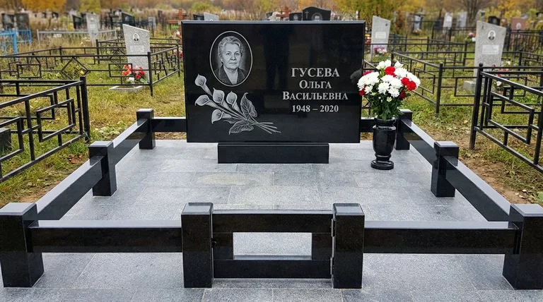 Памятник с гравировкой калл — выполненная работа «Гусева» в Омске