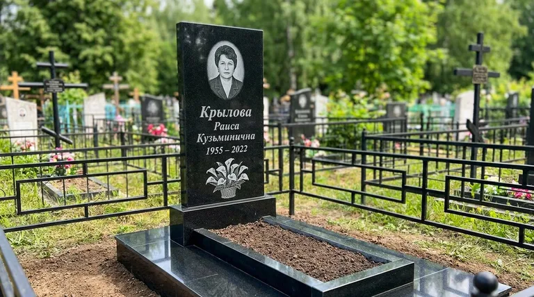 Памятник с гравировкой калл — выполненная работа «Крылова» в Омске