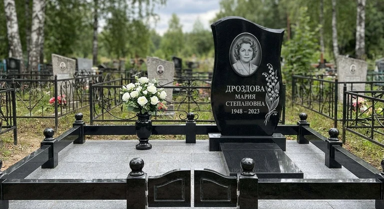 Гравировка ландышей на памятник в Омске — пример работы на граните