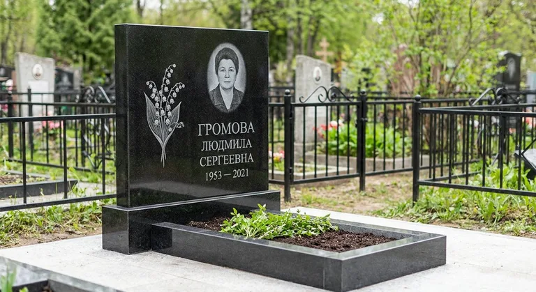 Памятник с гравировкой ландышей — выполненная работа «Громова» в Омске