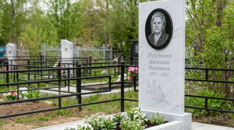 Памятник с гравировкой ландышей — выполненная работа «Наумова» в Омске