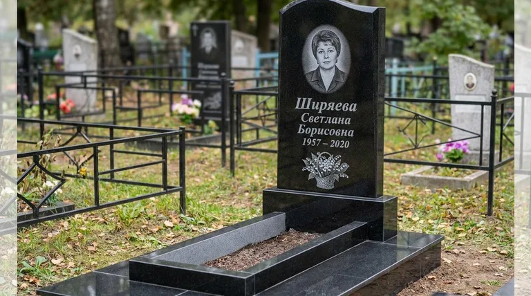 Памятник с гравировкой ландышей — выполненная работа «Ширяева» в Омске