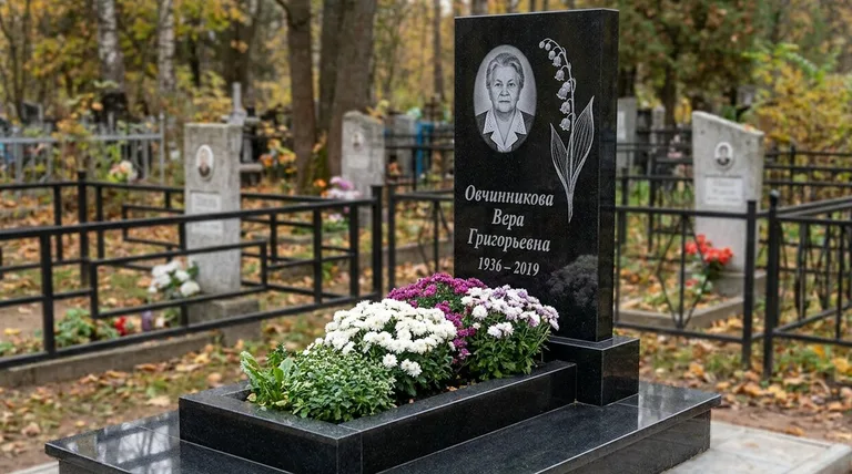 Памятник с гравировкой ландышей — выполненная работа «Овчинникова» в Омске