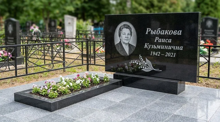 Памятник с гравировкой ландышей — выполненная работа «Рыбакова» в Омске