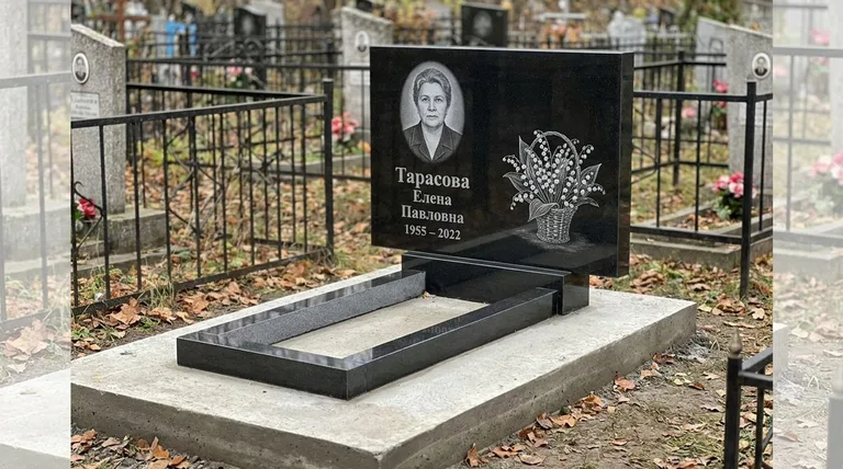 Памятник с гравировкой ландышей — выполненная работа «Тарасова» в Омске