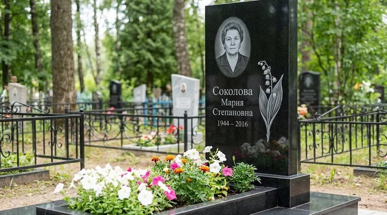Памятник с гравировкой ландышей — выполненная работа «Соколова» в Омске