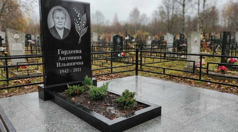 Памятник с гравировкой ландышей — выполненная работа «Гордеева» в Омске