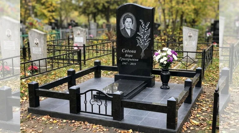 Памятник с гравировкой ландышей — выполненная работа «Седова» в Омске