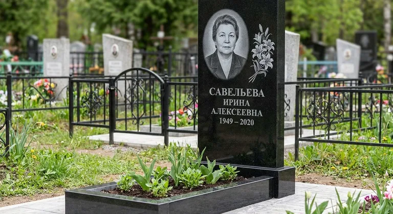 Памятник с гравировкой лилий — выполненная работа «Савельева» в Омске