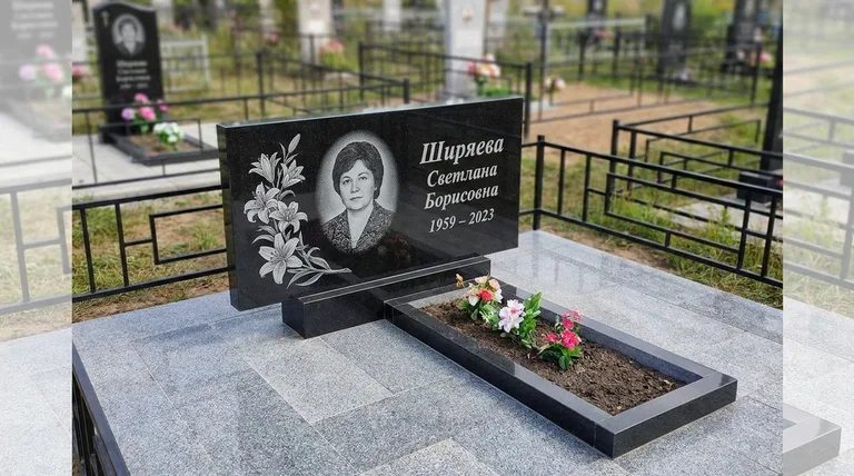 Памятник с гравировкой лилий — выполненная работа «Ширяева» в Омске