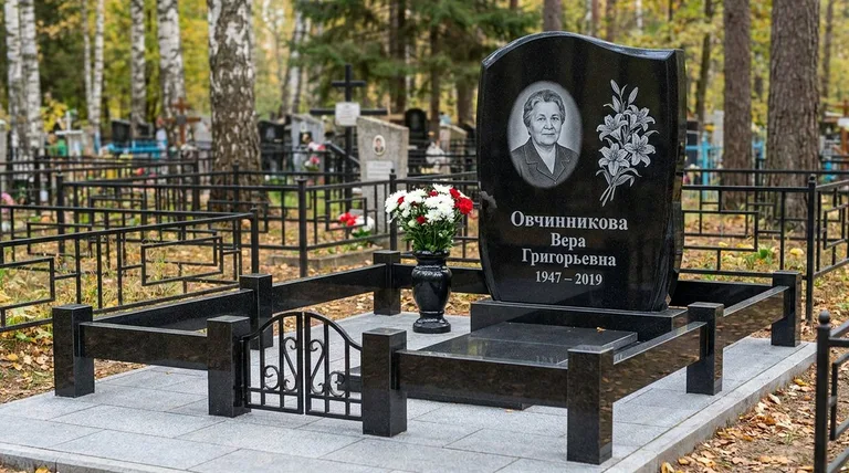 Памятник с гравировкой лилий — выполненная работа «Овчинникова» в Омске