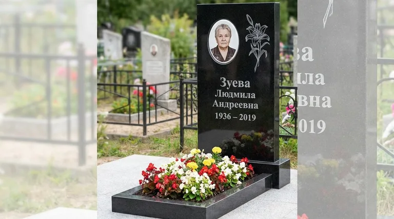 Памятник с гравировкой лилий — выполненная работа «Зуева» в Омске