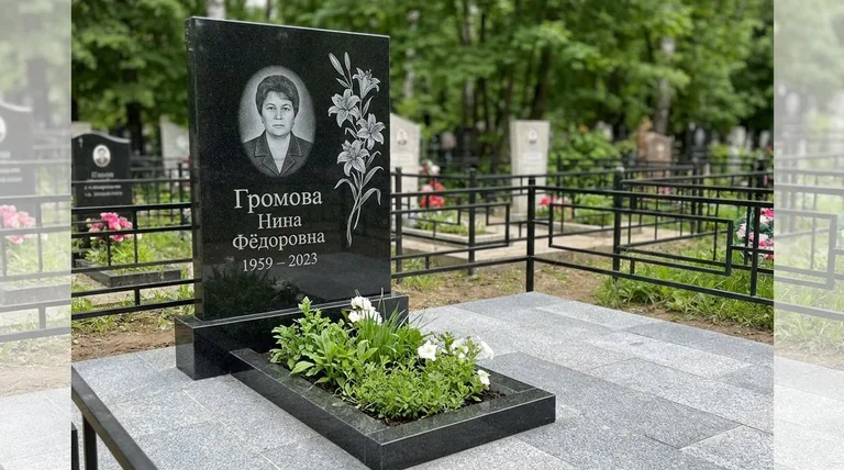Памятник с гравировкой лилий — выполненная работа «Громова» в Омске