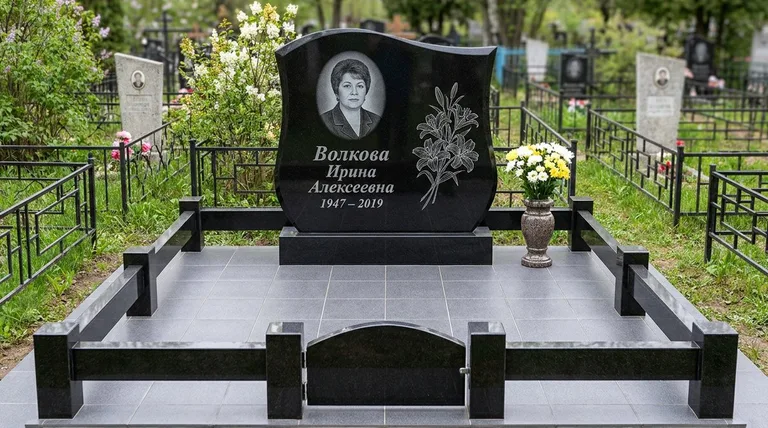 Памятник с гравировкой лилий — выполненная работа «Волкова» в Омске