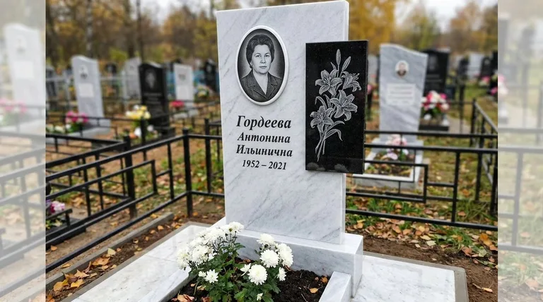 Памятник с гравировкой лилий — выполненная работа «Гордеева» в Омске