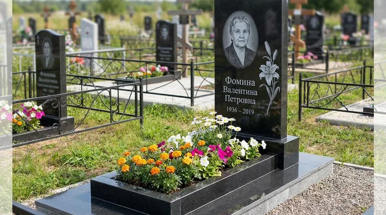Памятник с гравировкой лилий — выполненная работа «Фомина» в Омске
