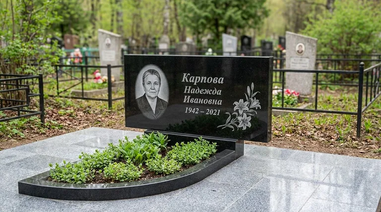 Памятник с гравировкой лилий — выполненная работа «Карпова» в Омске