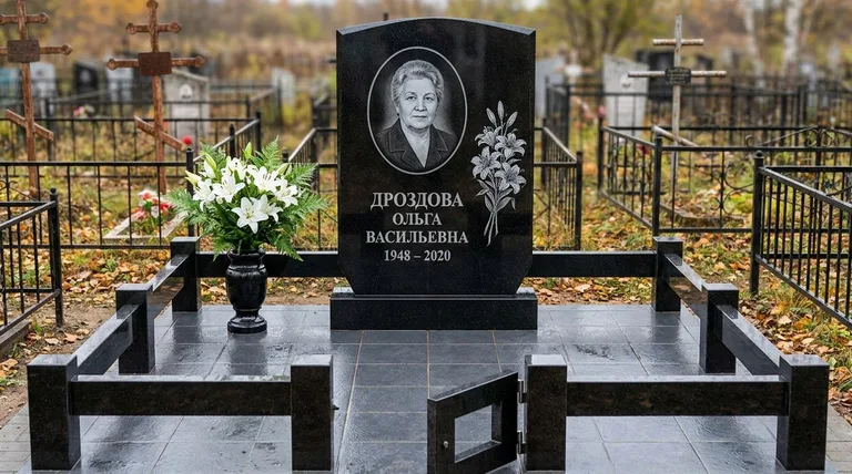 Памятник с гравировкой лилий — выполненная работа «Дроздова» в Омске
