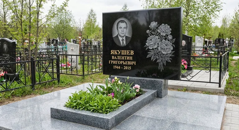 Памятник с гравировкой пионов — выполненная работа «Якушев» в Омске