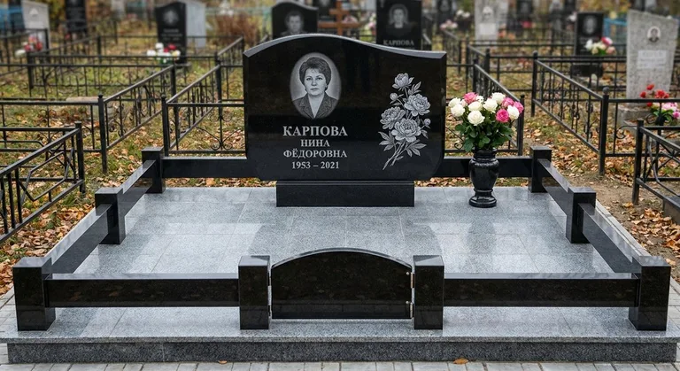 Памятник с гравировкой пионов — выполненная работа «Карпова» в Омске