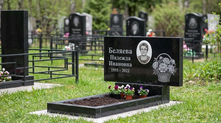 Памятник с гравировкой пионов — выполненная работа «Беляева» в Омске