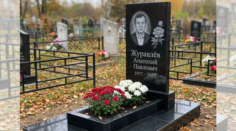 Памятник с гравировкой пионов — выполненная работа «Журавлёв» в Омске