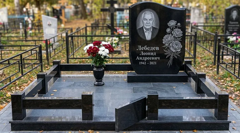 Памятник с гравировкой пионов — выполненная работа «Лебедев» в Омске
