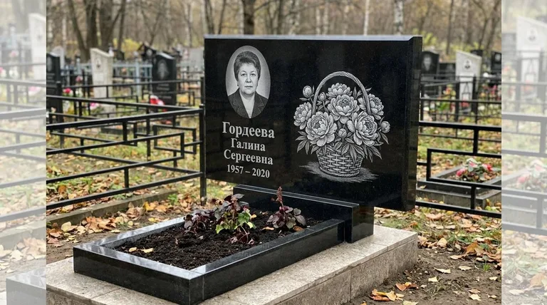 Памятник с гравировкой пионов — выполненная работа «Гордеева» в Омске