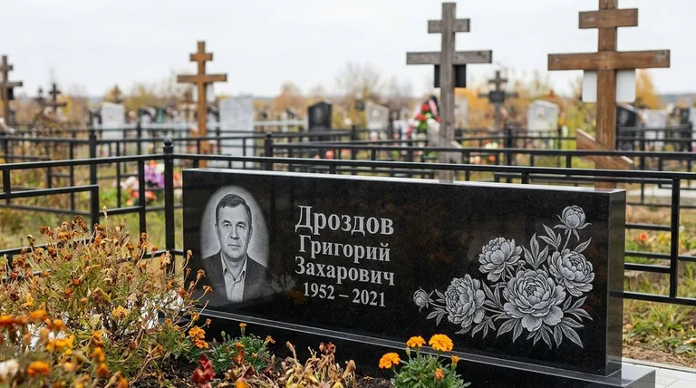 Памятник с гравировкой пионов — выполненная работа «Дроздов» в Омске