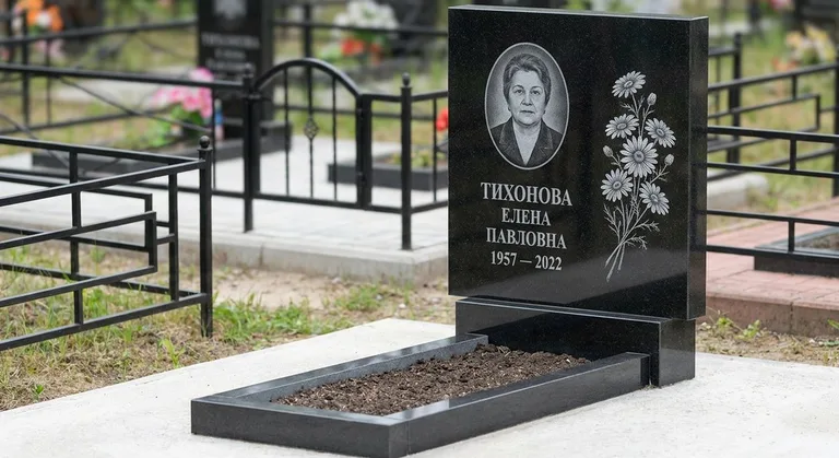 Памятник с гравировкой ромашек — выполненная работа «Тихонова» в Омске