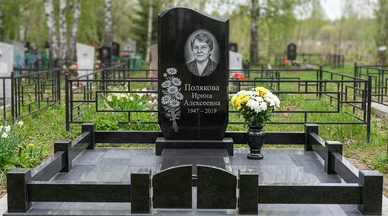 Памятник с гравировкой ромашек — выполненная работа «Полякова» в Омске