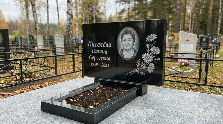 Памятник с гравировкой ромашек — выполненная работа «Киселёва» в Омске